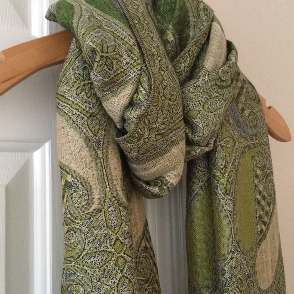 SOLD!! Scarf (BOGO 1/2 OFF ALL SCARVES 🤑)